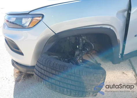 2024 Jeep Compass Latitude 4X4 z USA, uszkodzony, nr VIN 3C4NJDBN9RT110998